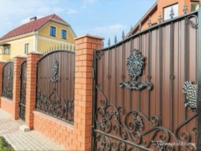 Кирпичный забор с ковкой  150 метров фото в Икше