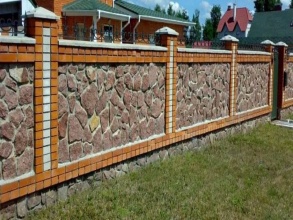 Кирпичный забор с камнем 12 метров фото в Икше