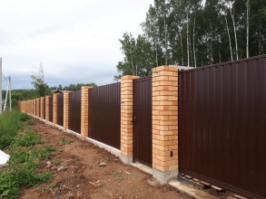 Кирпичный забор на ленточном фундаменте 12 метров фото в Икше