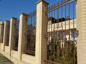 Кирпичный забор с ковкой  10 метров фото в Икше